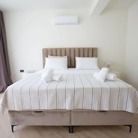 B-bunica Retreat Villa *