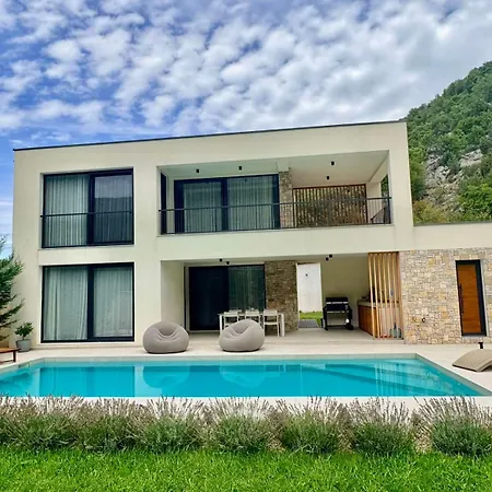 Villa B-bunica Retreat Malo Polje
